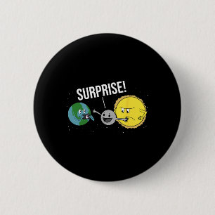 Totale Zonsverduistering 2024 Funny Cartoon Moon C Ronde Button 5,7 Cm
