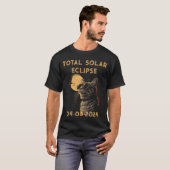 Totale zonsverduistering 2024 Leuke kat in glazen T-shirt (Voorkant volledig)