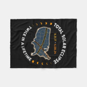 Totale Zonsverduistering 2024 tweemaal in een leve Fleece Deken (Voorkant (Horizontaal))