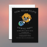 Totale Zonsverduistering Photobomb Kijkfeest Uitno Uitnodiging Briefkaart<br><div class="desc">Maak deel uit van de kosmische feesten met onze leuke Total Solar Eclipse Photobomb viewer Party Invitation🌚 Dompel jezelf onder in de betoverende vibes van de hemelse dans die plaatsvindt boven Mexico, Noord-Amerika, Canada en daarbuiten op 8 april 2024! . 🌍🌌 🌑 Deze sterrenuitnodiging toont een leuke foto-bombardementssituatie met schattige,...</div>