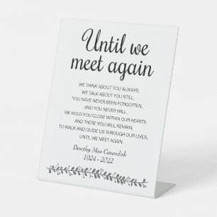 Totdat we weer de gedenkdienst ontmoeten reclamebord met voetstuk