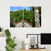 Totem Poles and Hut, Alaska Poster (Thuiskantoor)