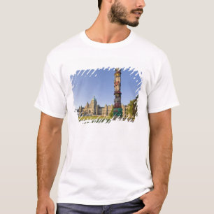 Totempaal bij het parlementsgebouw in t-shirt
