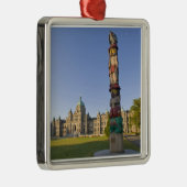 Totempaal in het gebouw van het Parlement in Metalen Ornament (Rechts)