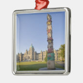 Totempaal in het gebouw van het Parlement in Metalen Ornament (Links)