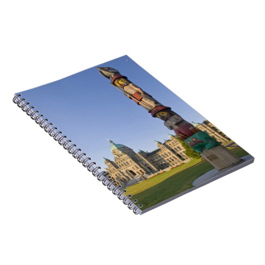 Totempaal in het gebouw van het Parlement in Notitieboek (Rechterzijde)