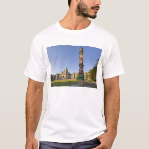 Totempaal in het gebouw van het Parlement in T-shirt