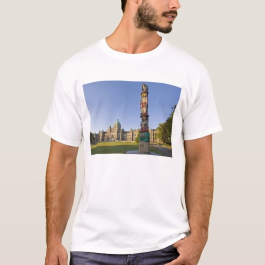 Totempaal in het gebouw van het Parlement in T-shirt (Voorkant)