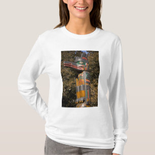 Totempaal in park in Ottawa, Ontario, Canada T-shirt
