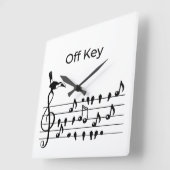 Toucan toetreden tot vogellied van sleutelmuziek vierkante klok (Hoek)