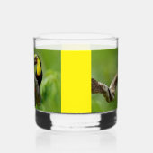 Toucan zittend op de tak in het bos whisky glas (Links)