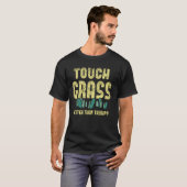 Touch Grass Beter Dan Therapie Joke Meme Touch GR T-shirt (Voorkant volledig)