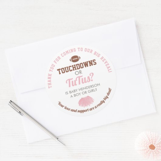 Touchdowns voor Tutus Gender Reveal Dank u Ronde Sticker (Envelop)