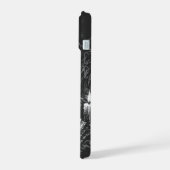 Tovenaar die het Grimoire bestudeert — door BurnsI iPhone 15 Case (Linkerkant)