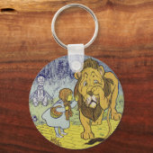 Tovenaar van de laffe Lion Oz Book Page Sleutelhanger (Voorkant)
