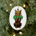 Tovenaar van Oz Toto Dog met Groene Bow Keramisch Ornament<br><div class="desc">illustratie klassieke kindersprookjes en kinderrijhymne afbeelding van William Wallace Denslow, uit het Victoriaans boek The Wonderful Wizard of Oz van L. Frank Baum. Het jonge meisje Dorothy's schattige kleine hond Toto zit op zijn achterpoten en smeekt om een traktatie. Deze schattige geweldige puppy draagt een groene bril en een groene...</div>