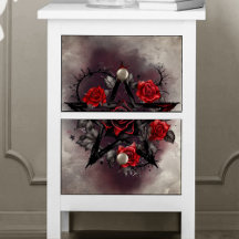 tovenarij | Gotisch pentagram met doornige rode ro