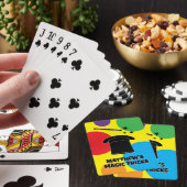 Tovenarsspriet en -hoed aangepaste tovenaars speel pokerkaarten (Insitu)