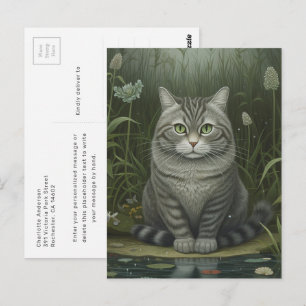 Toverige kat met groene ogen bij een serene vijver briefkaart