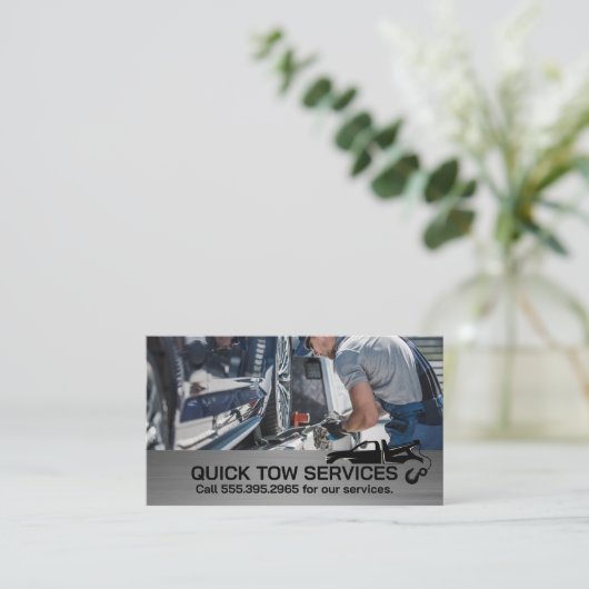 Tow Truck Operator Securing Car Visitekaartje (Staand voorkant)