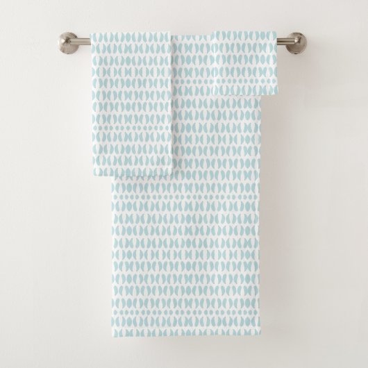 Towels with a light blue fish pattern hang neatly bad handdoek
