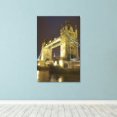 Tower Bridge en de rivier de Theems bij schemering Canvas Afdruk (Insitu (Houten vloer))