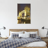 Tower Bridge en de rivier de Theems bij schemering Canvas Afdruk (Insitu (Slaapkamer))