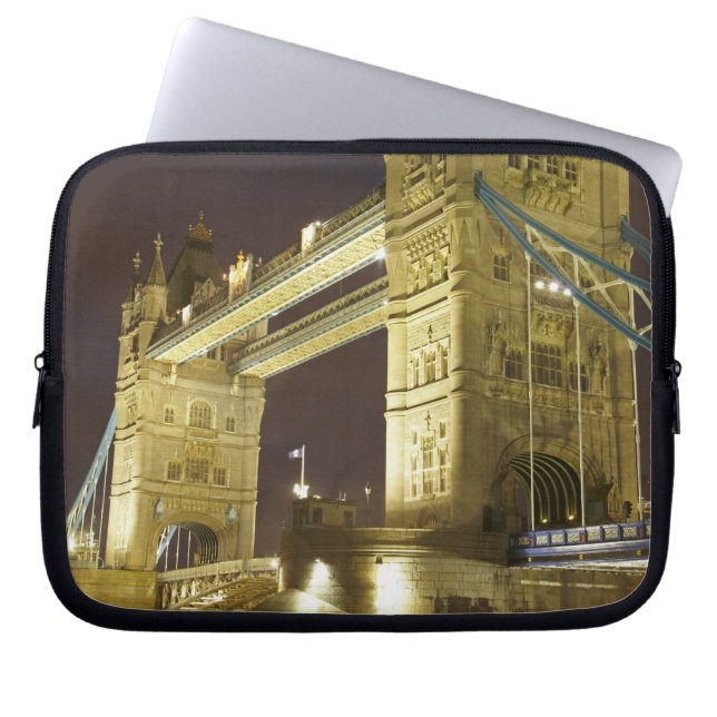 Tower Bridge en de rivier de Theems bij schemering Laptop Sleeve (Voorkant)