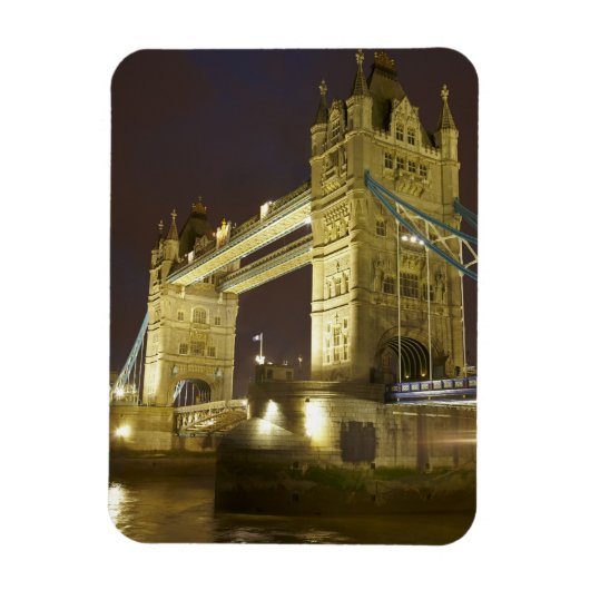 Tower Bridge en de rivier de Theems bij schemering Magneet (Verticaal)