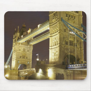 Tower Bridge en de rivier de Theems bij schemering Muismat