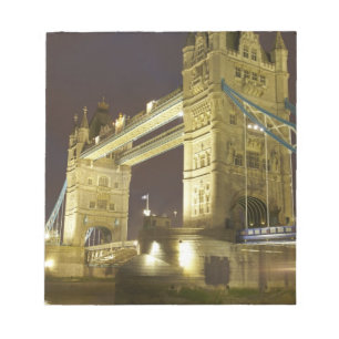 Tower Bridge en de rivier de Theems bij schemering Notitieblok