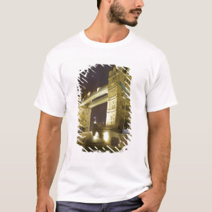 Tower Bridge en de rivier de Theems bij schemering T-shirt