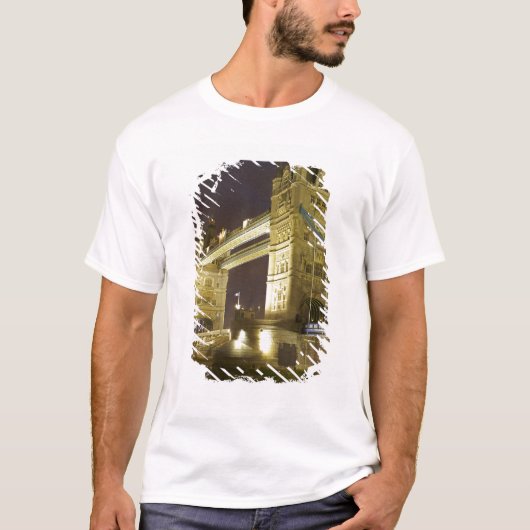 Tower Bridge en de rivier de Theems bij schemering T-shirt (Voorkant)