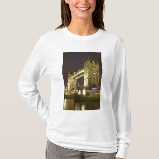 Tower Bridge en de rivier de Theems bij schemering T-shirt (Voorkant)