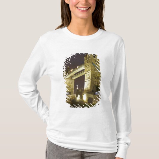 Tower Bridge en de rivier de Theems bij schemering T-shirt (Voorkant)
