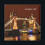 Tower Bridge, Londen bij Night, Engeland (UK) Magneet<br><div class="desc">FRIDGE MAGNETS: Londen met 's nachts een prachtig verlichte toren. Het beroemde landmerk van Londen, iconisch en populair, gelegen door de Tower of London (kasteel). Twee torens van de brug worden ook verbonden door hoge brug over de bovenkant van de torens te lopen. Dit moet het voetgangersverkeer mogelijk maken wanneer...</div>