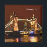 Tower Bridge, Londen bij Night, Engeland (UK) Magneet<br><div class="desc">FRIDGE MAGNETS: Londen met 's nachts een prachtig verlichte toren. Het beroemde landmerk van Londen, iconisch en populair, gelegen door de Tower of London (kasteel). Twee torens van de brug worden ook verbonden door hoge brug over de bovenkant van de torens te lopen. Dit moet het voetgangersverkeer mogelijk maken wanneer...</div>