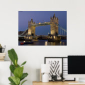 Tower Bridge London England in Dusk Poster (Thuiskantoor)