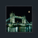 Tower Bridge 's nachts, Londen, Engeland Vierkante Button 5,1 Cm<br><div class="desc">COPYRIGHT Paul Thompson / SuperStock.com | EU33 PTH0430.jpg | Tower Bridge 's nachts, Londen, Engeland</div>