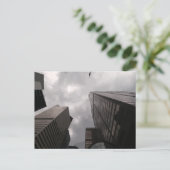 Tower in de stad. briefkaart (Staand voorkant)