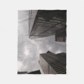 Tower in de stad. fleece deken (Voorkant)