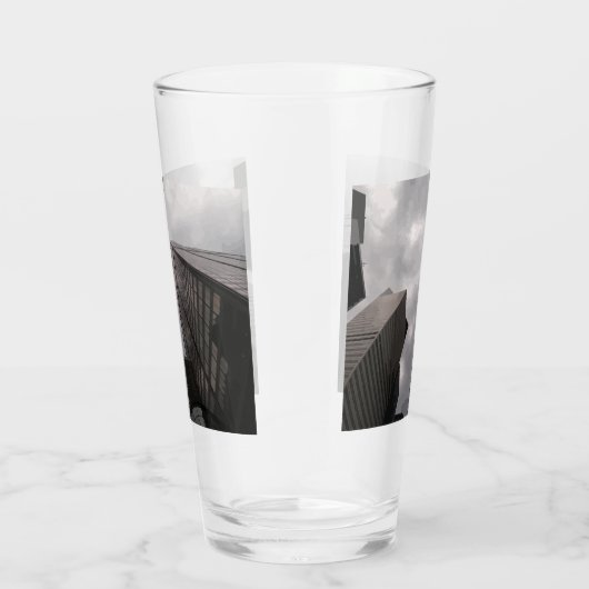 Tower in de stad. glas (Rechts)