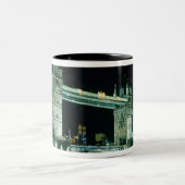 Towerbrug bij Night, Londen, Engeland Tweekleurige Koffiemok (Center)