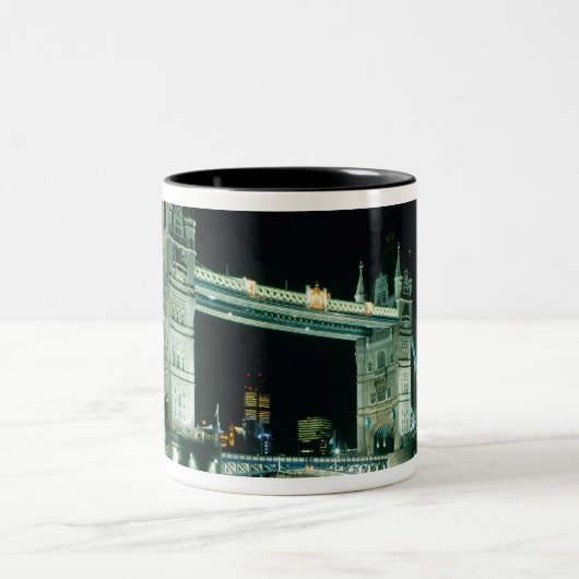 Towerbrug bij Night, Londen, Engeland Tweekleurige Koffiemok (Center)