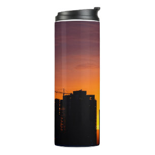 Towerkranen die prachtige zonsondergang silhouette thermosbeker