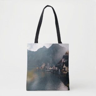 TOWN BESIDE LICHAAM VAN WATER EN MOUNTAINEN TOTE BAG