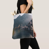 TOWN BESIDE LICHAAM VAN WATER EN MOUNTAINEN TOTE BAG (Dichtbij)
