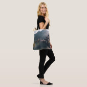 TOWN BESIDE LICHAAM VAN WATER EN MOUNTAINEN TOTE BAG (Op model)