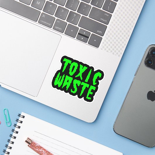 TOXISCH AFVAL STICKER (Laptop met iPhone)
