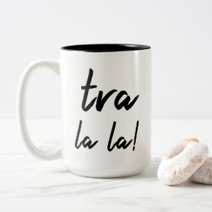 "Tra la la!" Verklaring: Casual moderne typografie Tweekleurige Koffiemok